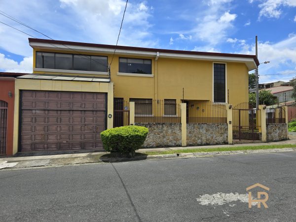 Hermosa Casa Esquinera Residencial Paso Real en Tres Ríos a 800m de Ciudad de Este. - Image 2