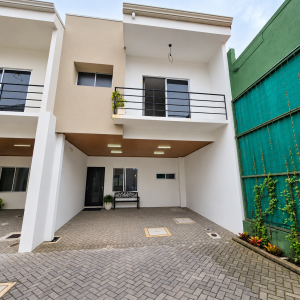 Casa en venta Ubicada en Curridabat, La Lía Condominio Hacienda Los Balcones
